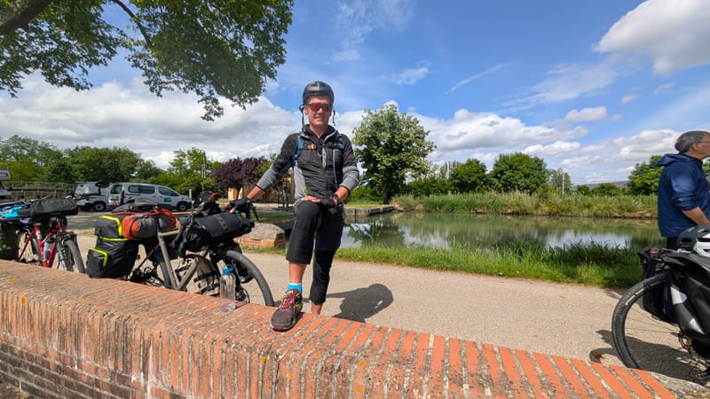 Stéphane Celton et son vélo chargé, halte au bord d'un canal